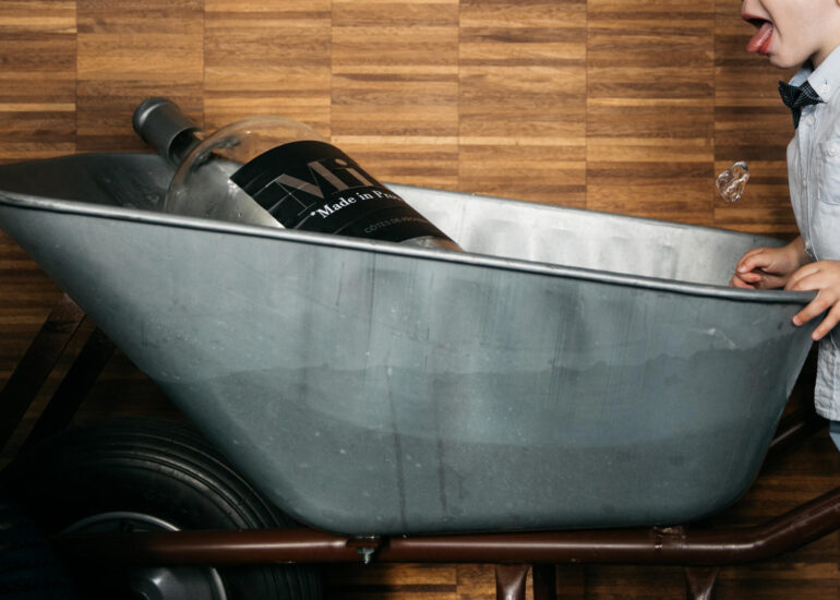 Junge mit Eiswürfel