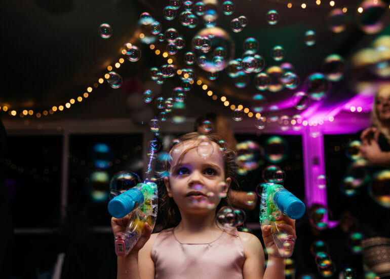 Kind mit Seifenblasen Pistole