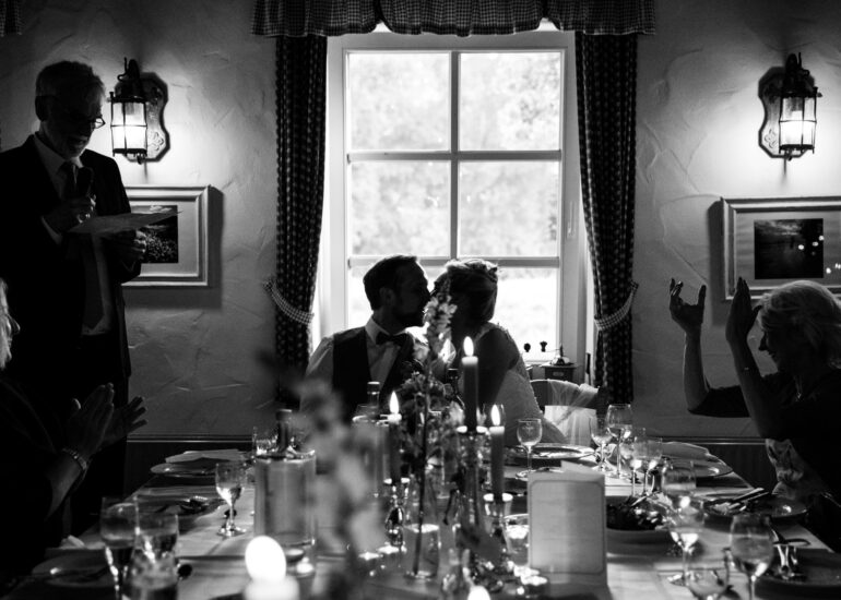 Hochzeitspaar küsst sich