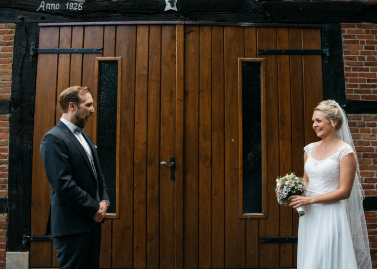 Bräutigam sieht die Braut zum ersten Mal