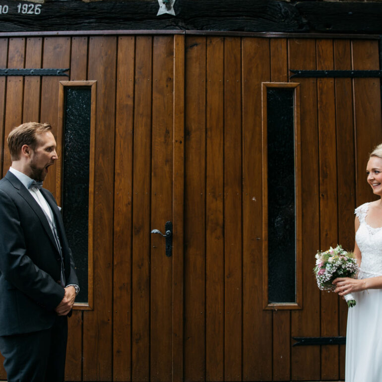 Bräutigam sieht die Braut zum ersten Mal