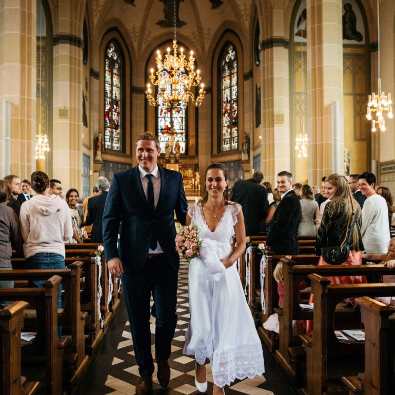 Brautpaar kommt aus der Kirche