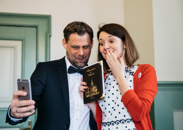 Brautpaar macht ein Selfie