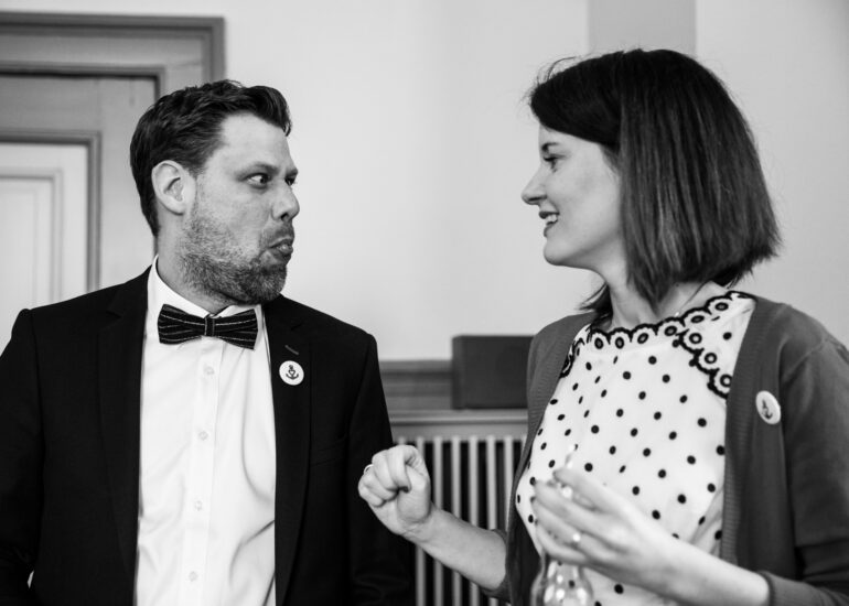 Hochzeitspaar guckt sich an