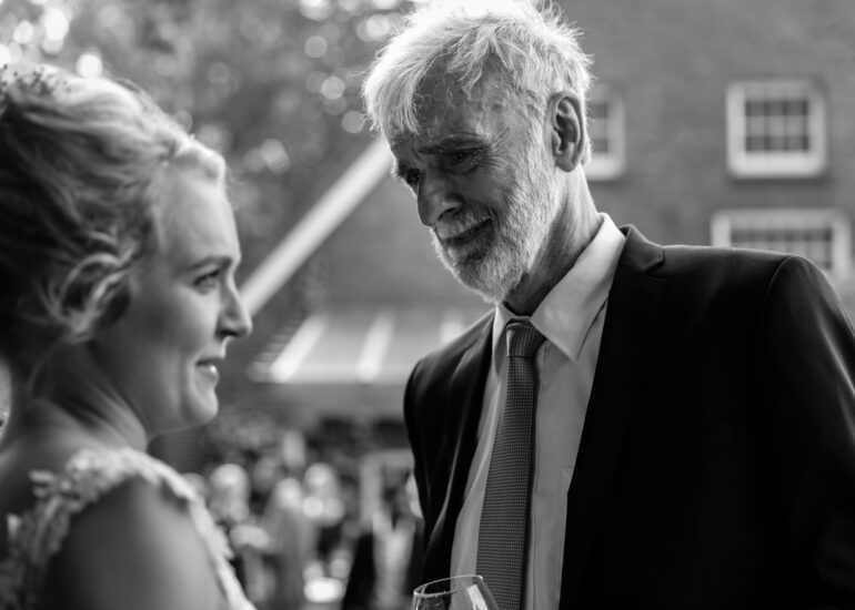 Brautvater schaut Braut an