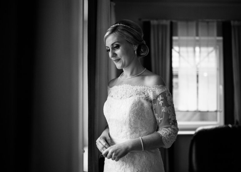 Braut schaut aus dem Fenster