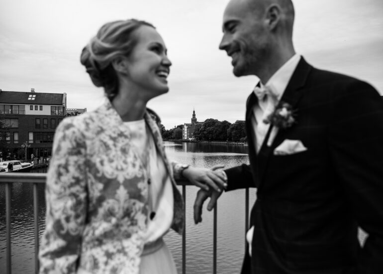 Hochzeitspaar auf Brücke