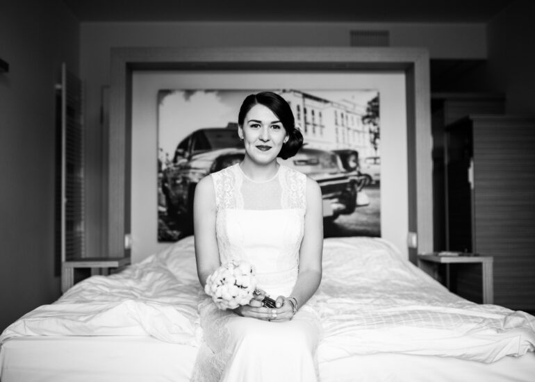 Braut sitzt auf dem Bett